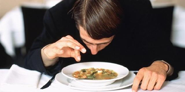 Apa yang terjadi jika kita tak sengaja makan rambut di makanan?