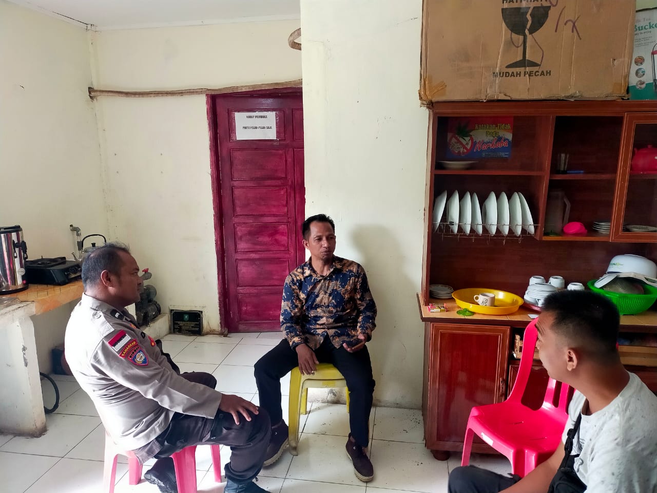 Bhabinkamtibmas Polsek Bengkalis Sampaikan Pesan Pilkada Damai kepada Masyarakat Desa Air Putih