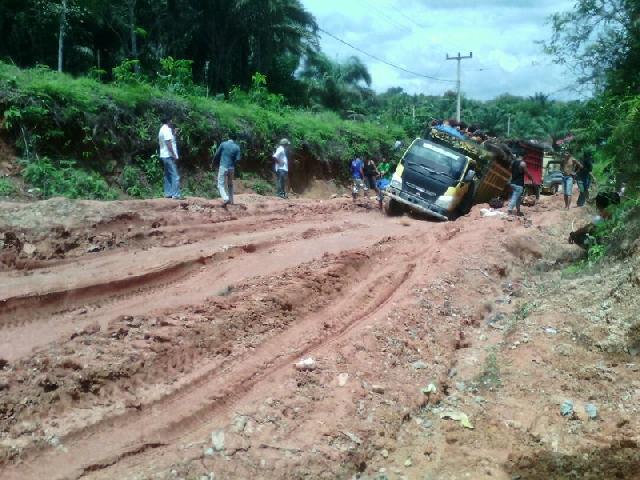 Bertahun tahun warga desa tasik serai harapkan perbaikan jalan gajah mada