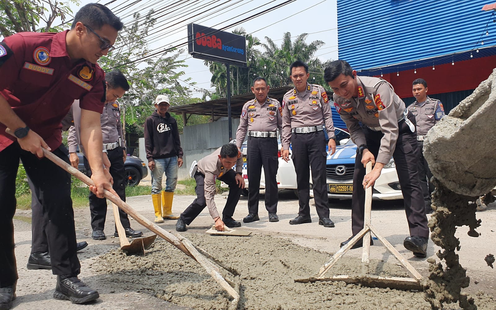 Usai Warga, Kini Ditlantas Polda Riau Yang Bikin Aksi Cor Jalan Rusak di Pekanbaru