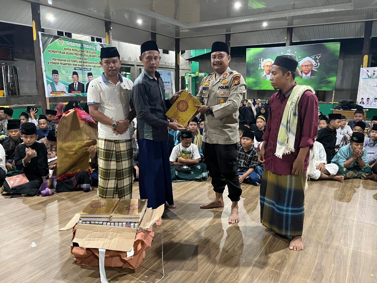 Sambut Hari Santri, Polsek Cerenti Bagikan 50 Mushaf Al-Qur’an ke Ponpes Imam Saleh