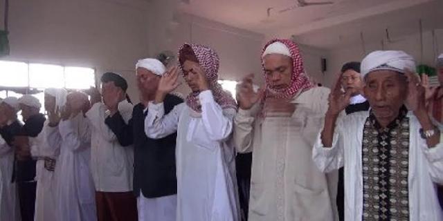 Hari ini, jemaah Naqsabandiyah di Padang laksanakan salat Idul Fitri