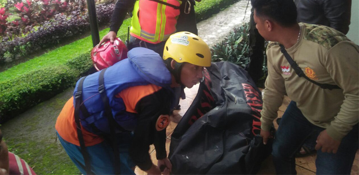 Jenazah Pendiri Matahari Grup Tersangkut di Batu Kali Ciliwung