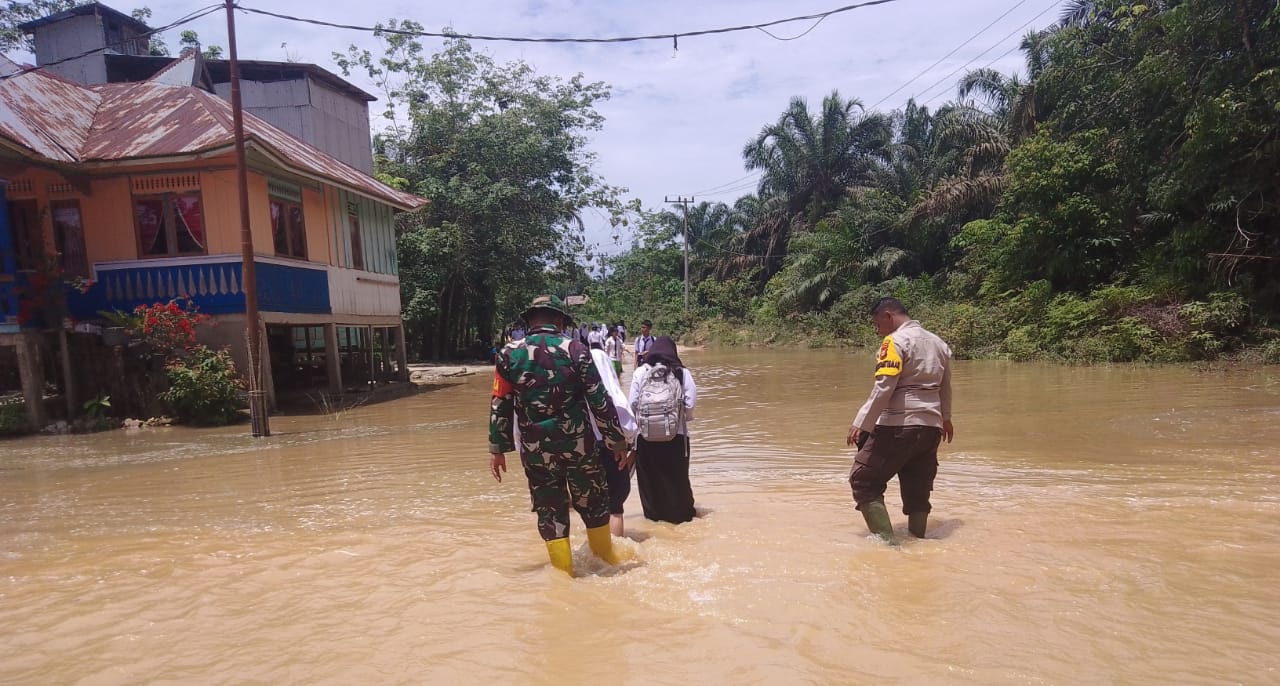 TNI Polri Ukui Berjuang di Tengah Banjir untuk Menjaga Pilkada Damai