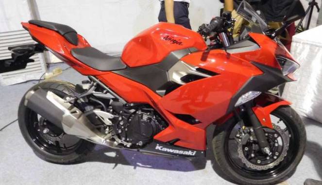 Mantap ! Tampilan Berubah, Ninja 250 Terbaru Bisa Ngecas HP