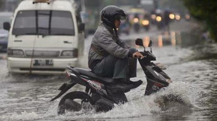 Pakai Skutik Jangan Asal Libas Banjir