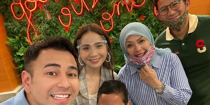 Istri Sandiaga Uno Unggah Foto Bareng Raffi Ahmad, Ekspresi Sang Anak Bikin Salfok