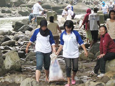 Malam Ini, KPC Publikasikan Rekor MURI Lomba Mulung Sampah Ciliwung