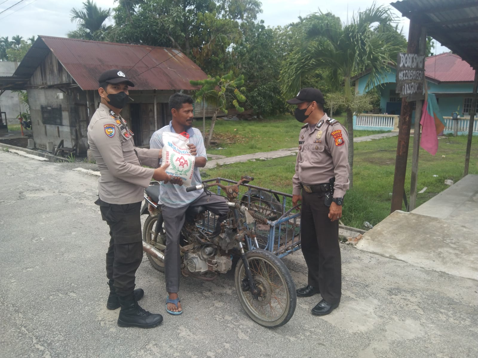 Polsek Rupat Berikan Beras Kepada Warga Kelurahan Batupanjang