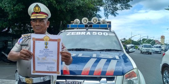 Polisi Cerewet Saat Nasihati Pelanggar Lalu Lintas Dapat Penghargaan Presiden