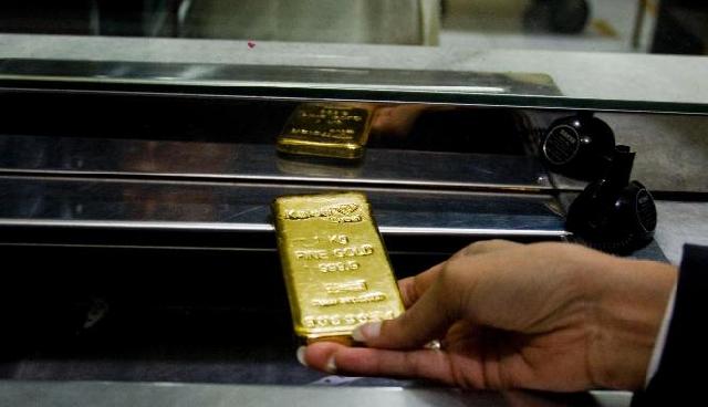 Dolar Tergelincir, Harga Emas Naik