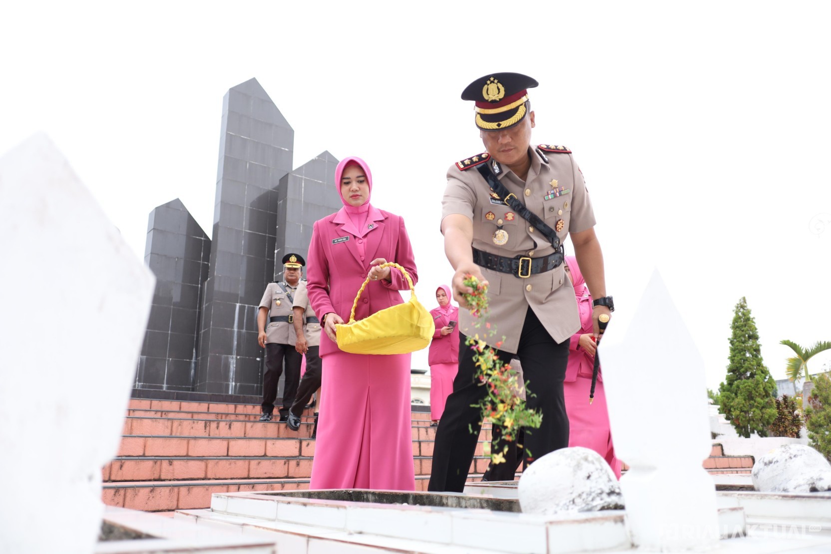 Kenang Jasa Pahlawan, Polres Rokan Hilir Ziarah dan Tabur Bunga Peringati HUT Bhayangkara ke-79