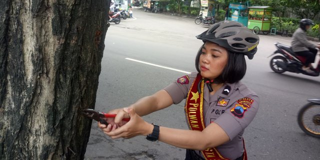 Sambut Hari Pohon se Dunia, Polwan Cantik di Solo Cabuti Paku