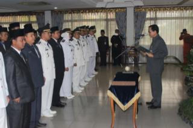 Mutasi Pejabat Eselon III Pemko Pekanbaru Banyak yang Non Job, Termasuk Azharisman Rozie