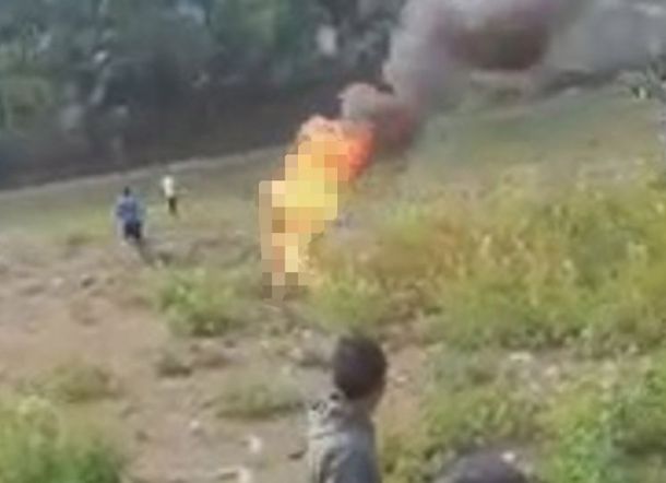 Dituduh Melakukan Sihir, Sekelompok Orang Bakar Hidup-hidup Tenaga Medis