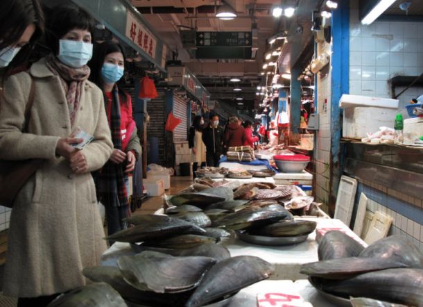 Hanya 15 Detik, Pria Ini Tertular Virus Corona dari Orang yang Berdiri di Sampingnya