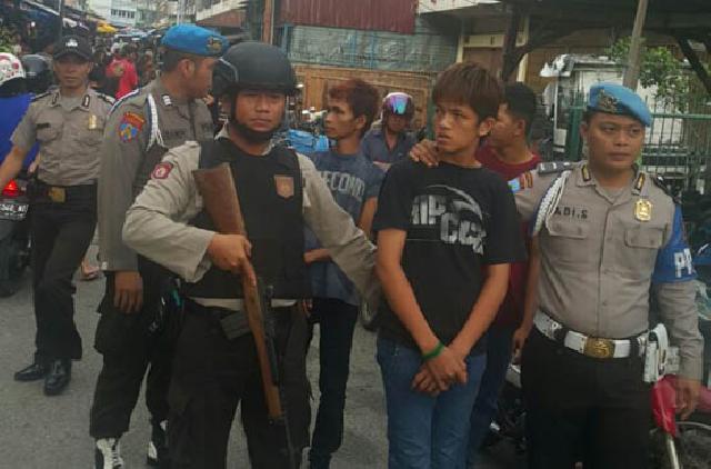 Puluhan Polisi Bersenjata Lengkap Gerebek Kampung Dalam dan Jondul