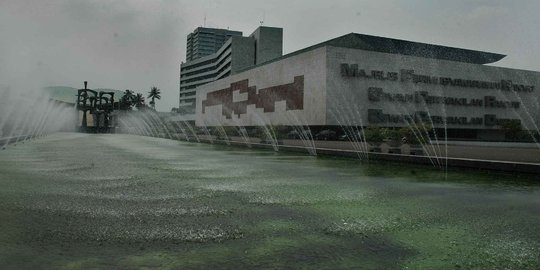Tembok pemisah wakil rakyat dengan rakyat