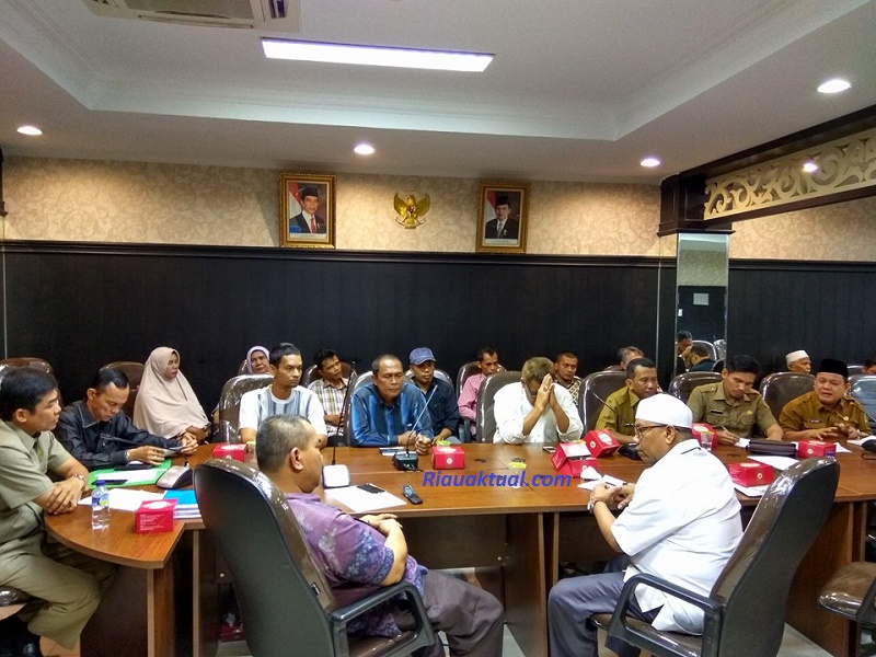 Tak Tahan Mencium Bau Busuk Akibat Bocornya IPAL, Warga Jalan Teratai Pekanbaru Mengadu ke DPRD