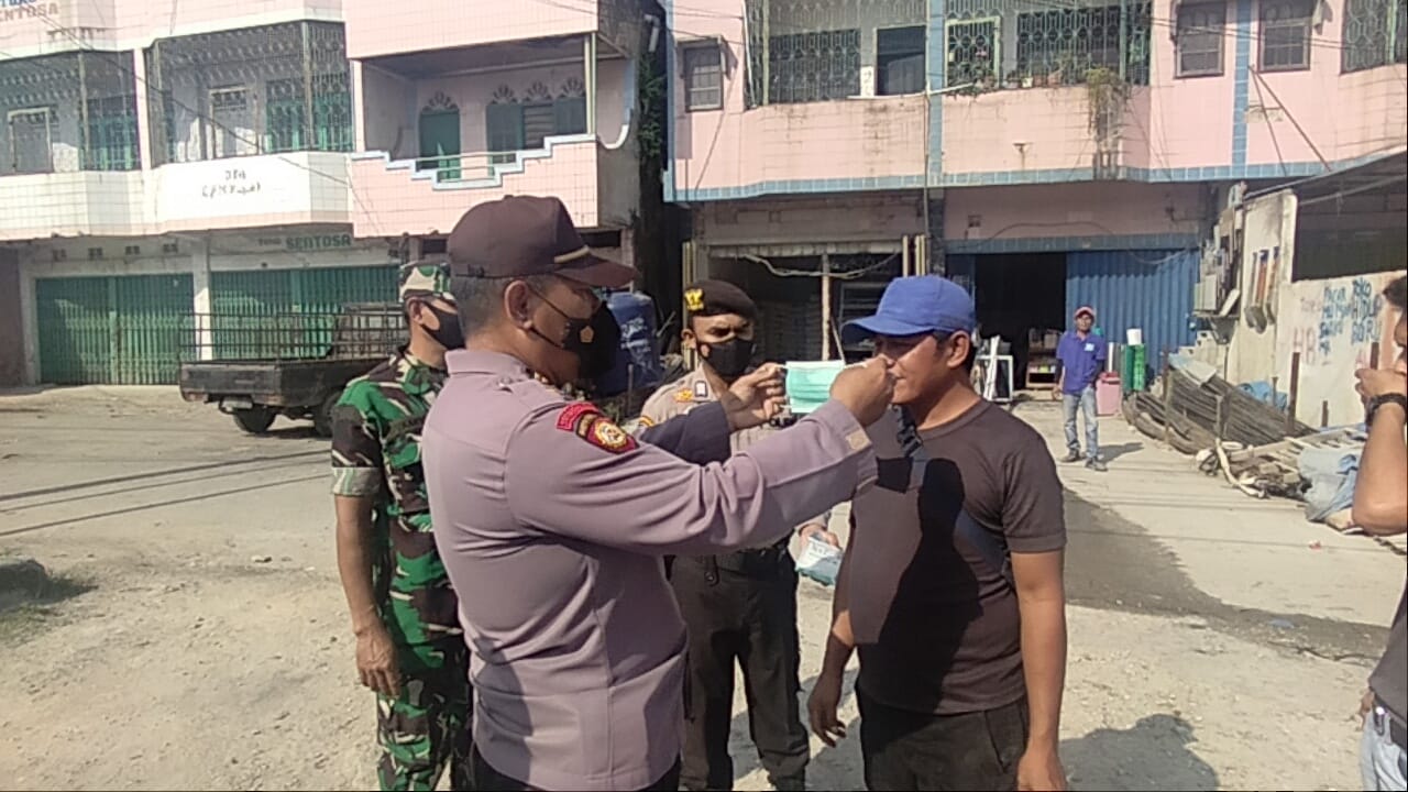 Polsek Pangkalan Kerinci Bagikan Masker Kepada Masyarakat 