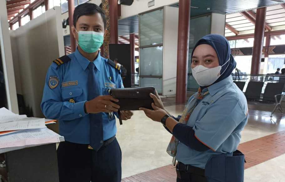 Salut! Petugas Kebersihan Bandara Soetta Kembalikan Cek Senilai Rp 35,5 Miliar