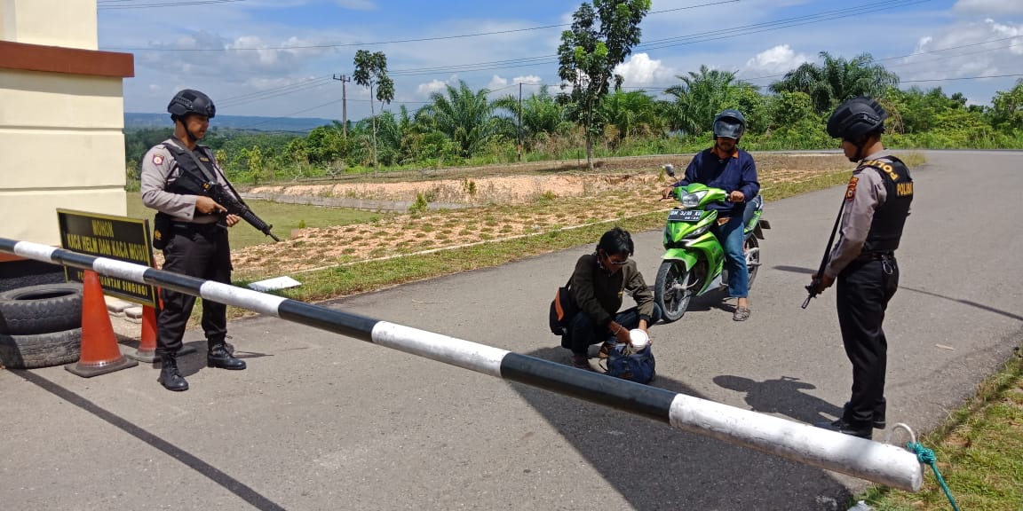 Pintu Masuk Mapolres Kuansing dijaga Ketat Angota Bersenjata Lengkap