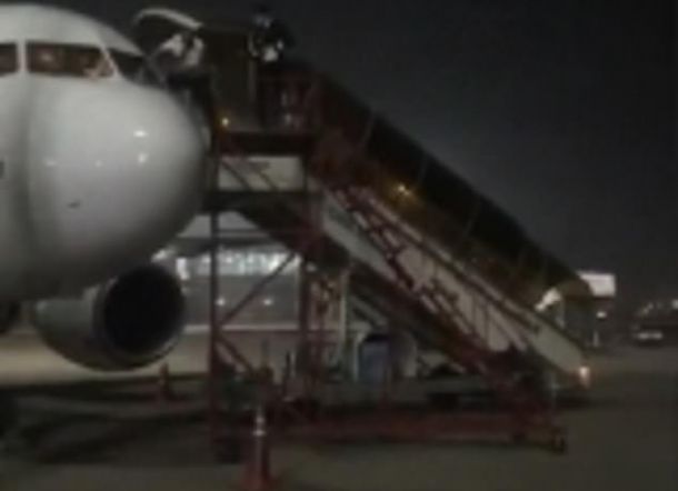 Karena Takut Ada Penumpang Covid-19 di Pesawat, Pilot AirAsia Keluar Melalui Jendela