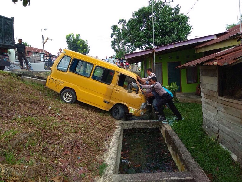 Polisi Dan Warga Kompak Bantu Angkat Mobil yang Terperosok Di Parit