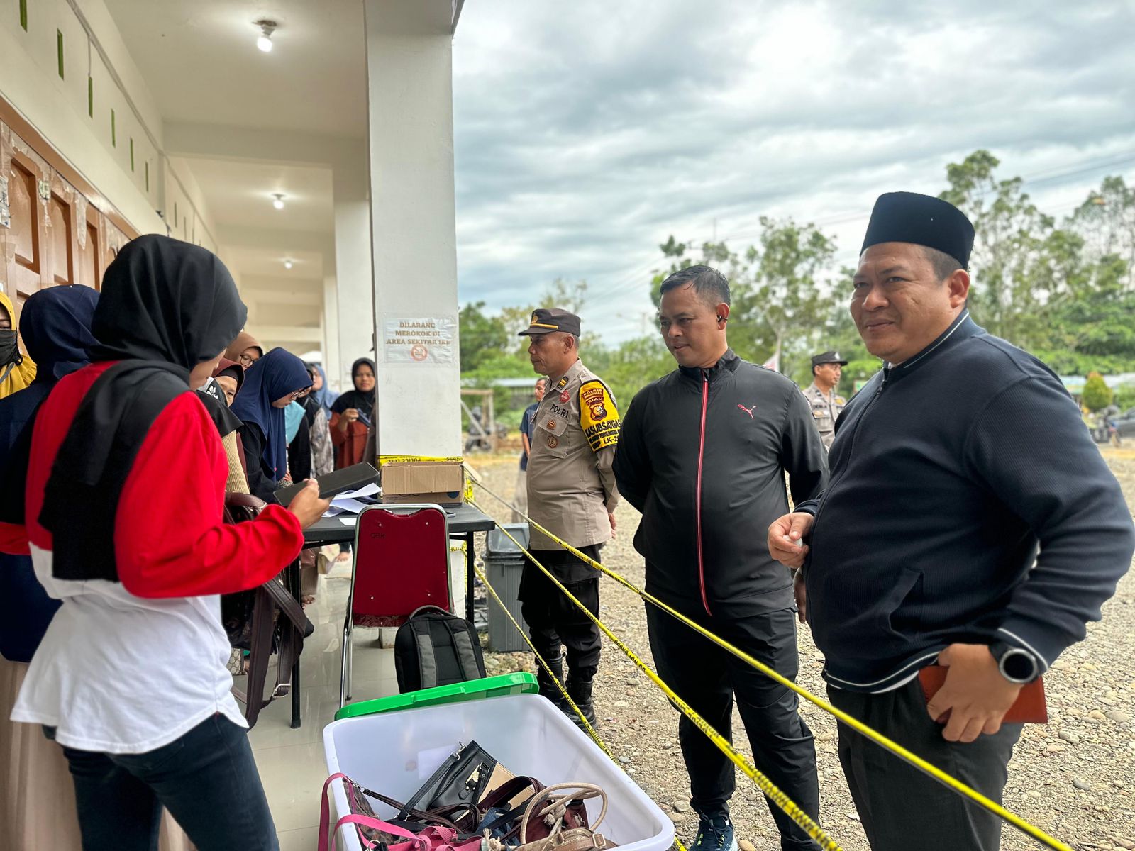 Kapolres Rokan Hulu Pantau Penyortiran dan Pelipatan Surat Suara untuk Pilkada 2024