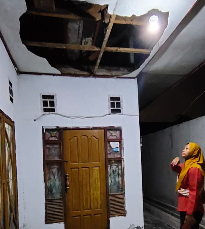 Ledakan Kilang Pertamina RU II Dumai Luluh Lantakan Plafon dan Kaca Rumah Warga