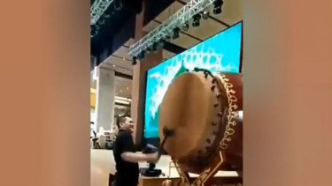 Kocak, Aksi Pukul Beduk Pria Ini Gagal Total