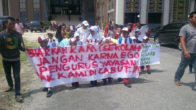 Minta Bisa Kembali Bersekolah Murid dan Guru Datangi DPRD Pekanbaru