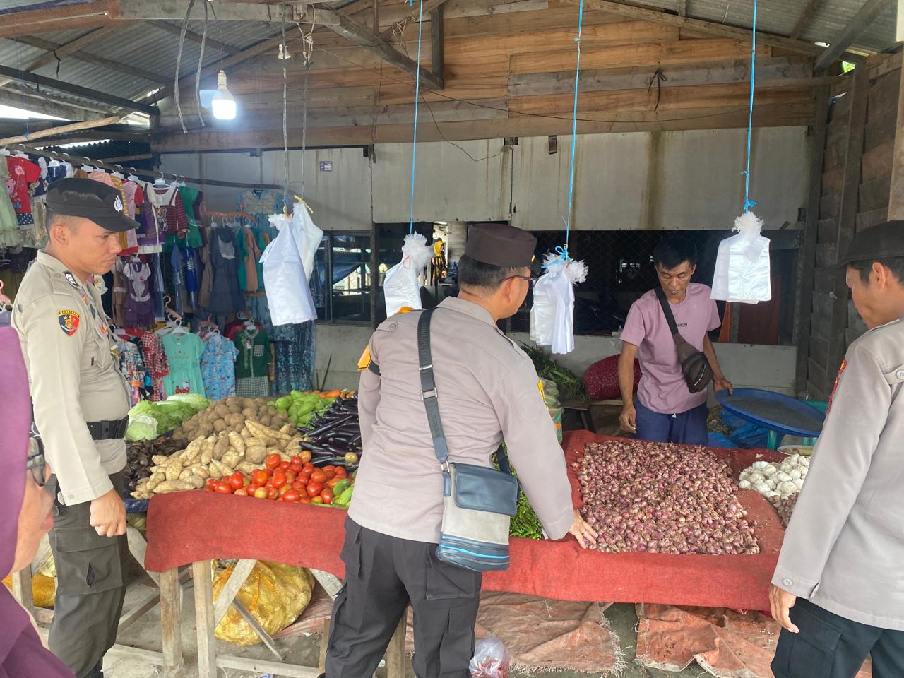 Kapolsek Teluk Meranti Sosialisasi Pilkada Damai di Pasar Pulau Muda