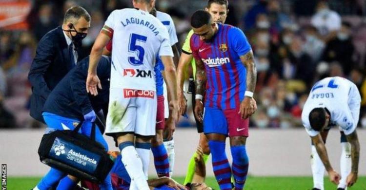 Barca Ditahan Alaves, Aguero Dilarikan Ke Rumah Sakit