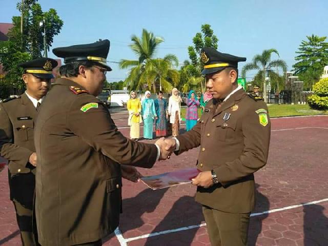 Momentum Hari Bhakti Adhyaksa ke 57 Tahun, Kajari Berikan Dua Jaksa Penghargaan