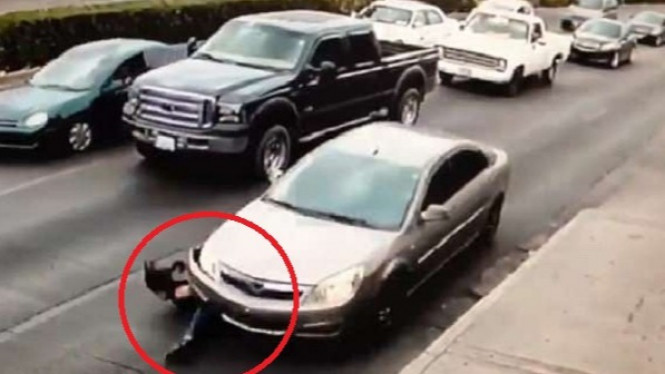 Bahayanya Menyeberang Jalan Menggunakan Sepatu High Heels