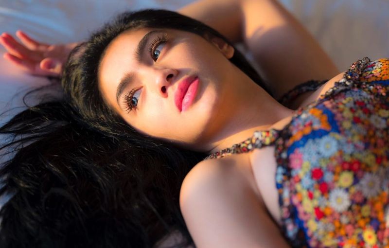 Angel Karamoy Gemoy, Berjemur Pakai Dress Transparan