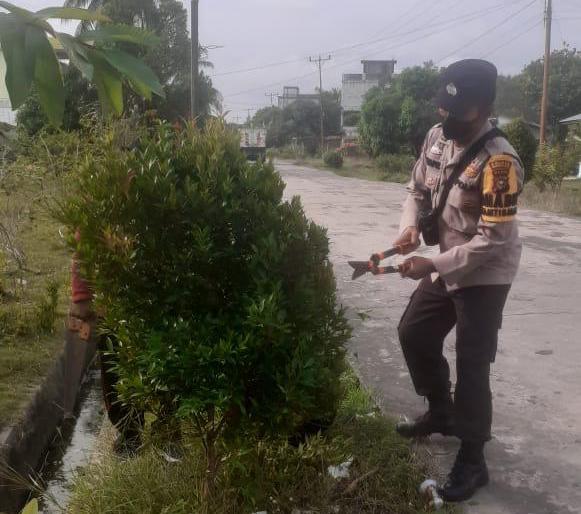 Polsek Rupat Utara Bersama Warga Lakukan Gotong Royong di Desa Tanjung Medang
