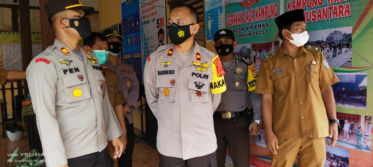 Kapolsek Ukui Dampingi Wakapolres Pelalawan Tinjau Posko PPKM di Kecamatan Ukui