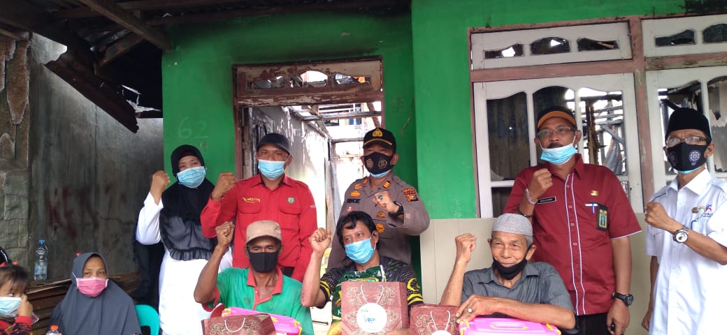 Korban Kebakaran di Jalan Sederhana Tembilahan Hulu Terima Bantuan Para Donatur