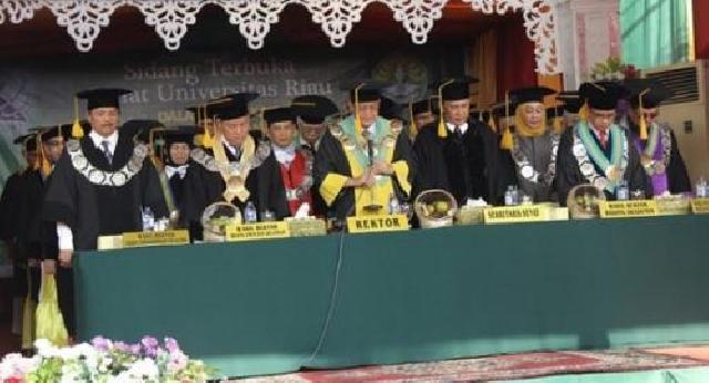 Di Hadapan Wisudawan, Rektor Paparkan Prestasi UR