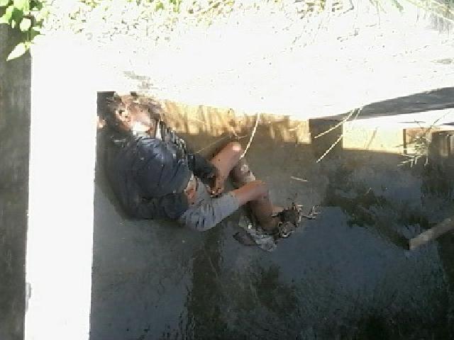 Mayat Laki-laki Ditemukan Membusuk di Dalam Parit Jalan SM Amin Pekanbaru