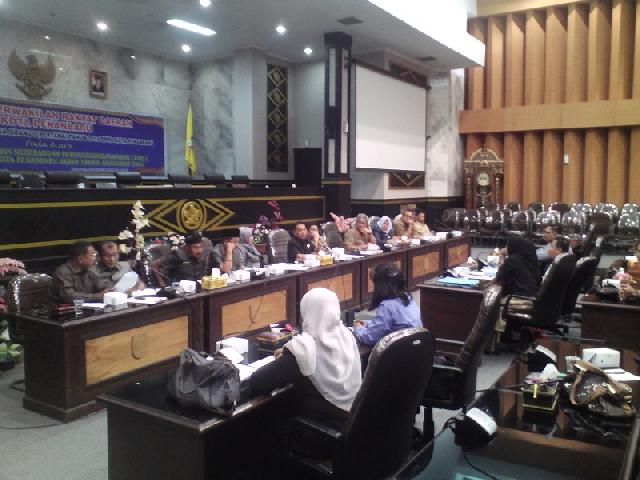 Hearing Komisi II DPRD Dengan Pengelola Plaza The Central Sepakati Kenaikan Sewa Kios Ditunda