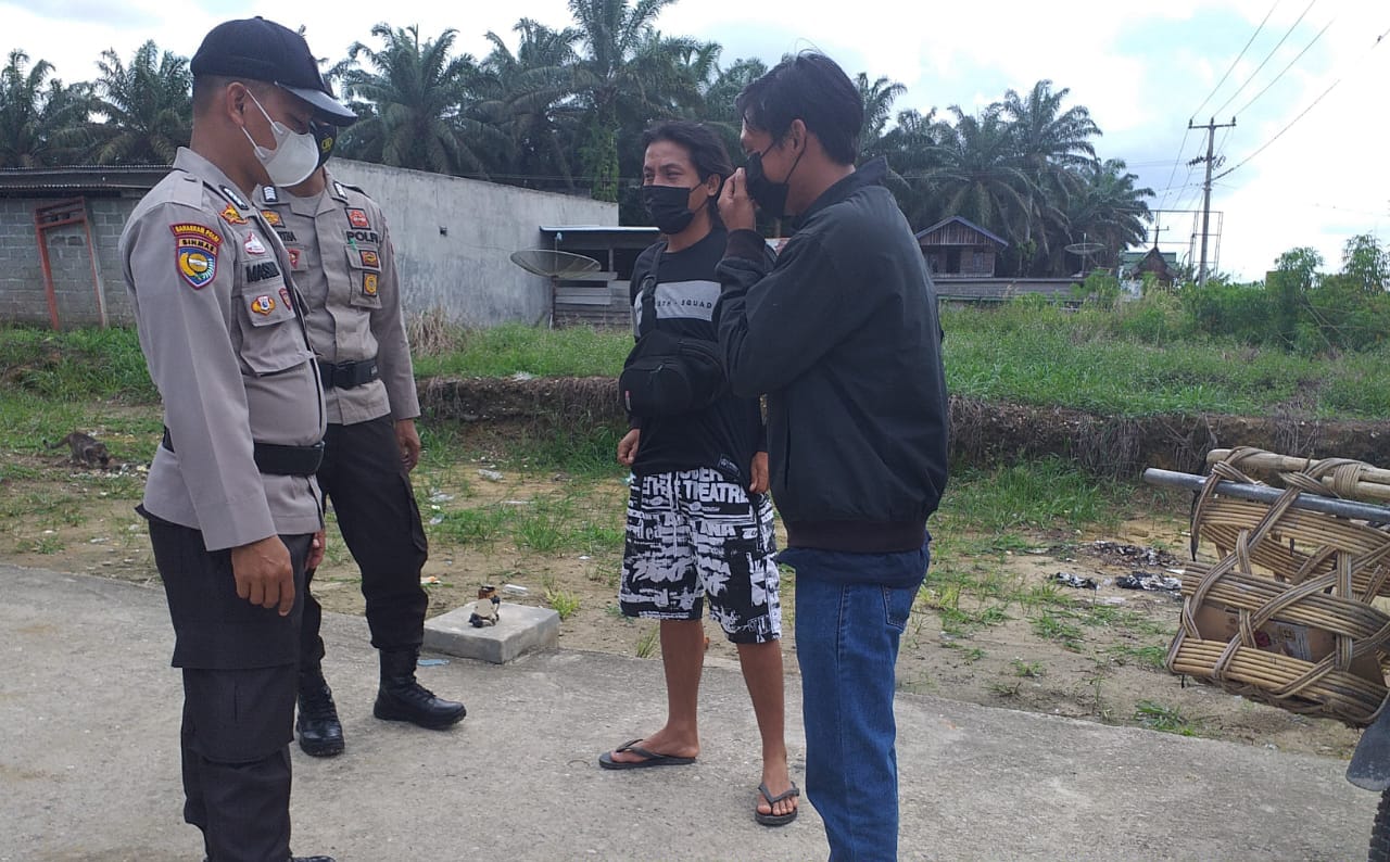 Kapolsek Kerumutan Kerahkan Personel Untuk Ingatkan Warga Terapkan Prokes