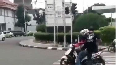 Mengambil Hak Pejalan Kaki, Pemotor Ini Kena Batunya