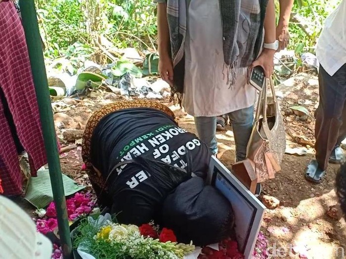 Istri Kedua Didi Kempot Ziarah hingga Nangis dan Cium Foto Almarhum