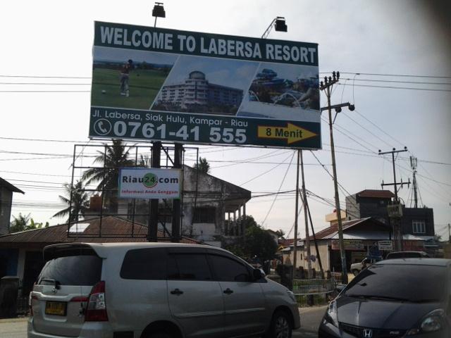 Tak Kunjung Dibongkar, Reklame di Depan Rumah Rosmidah Malah Ditempeli Banner Media