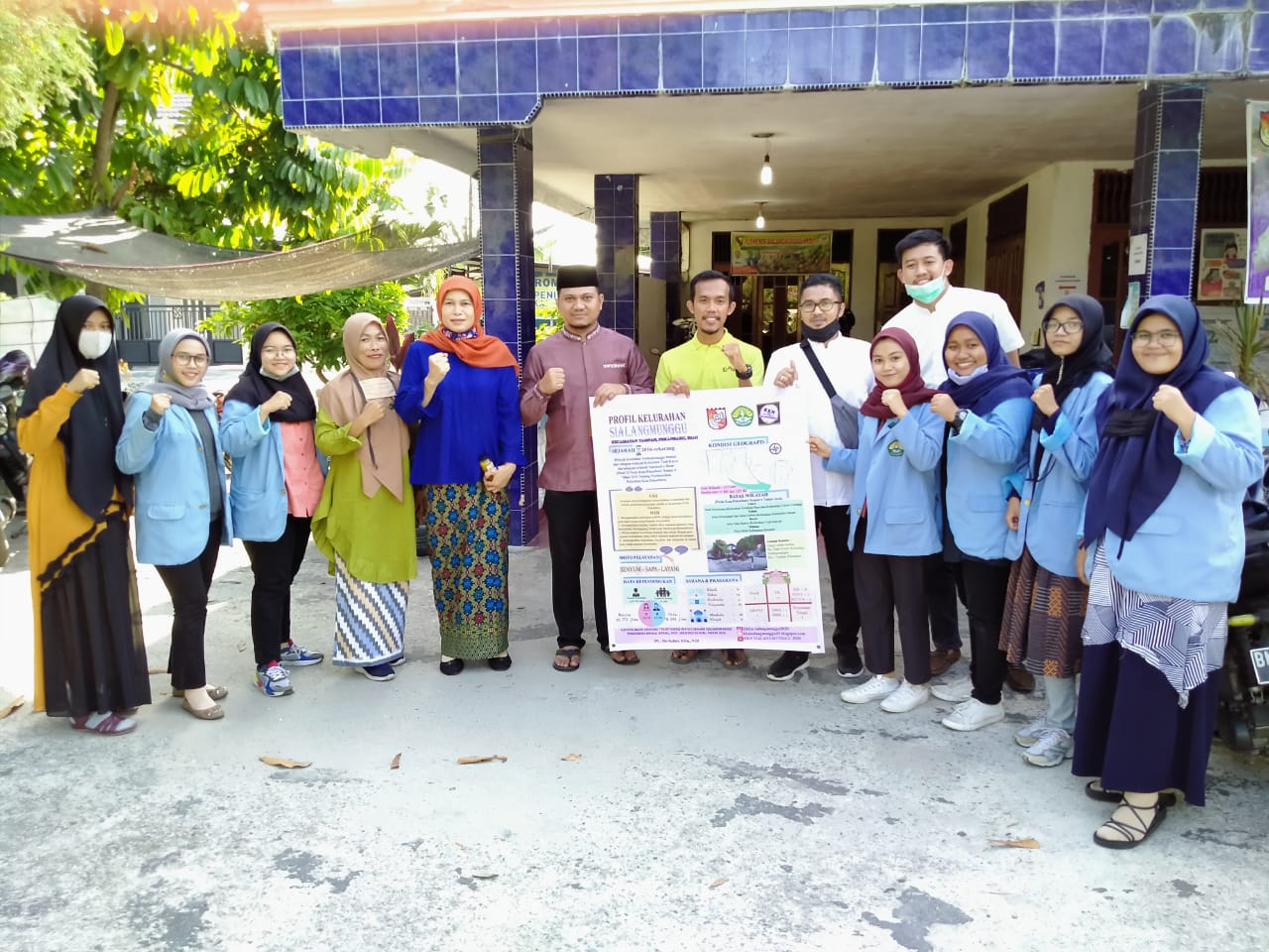 TIM PENGABDIAN KUKERTA BALEK KAMPUNG UNRI KELURAHAN SIALANGMUNGGU BUAT INFOGRAFIS PROFIL KELURAHAN
