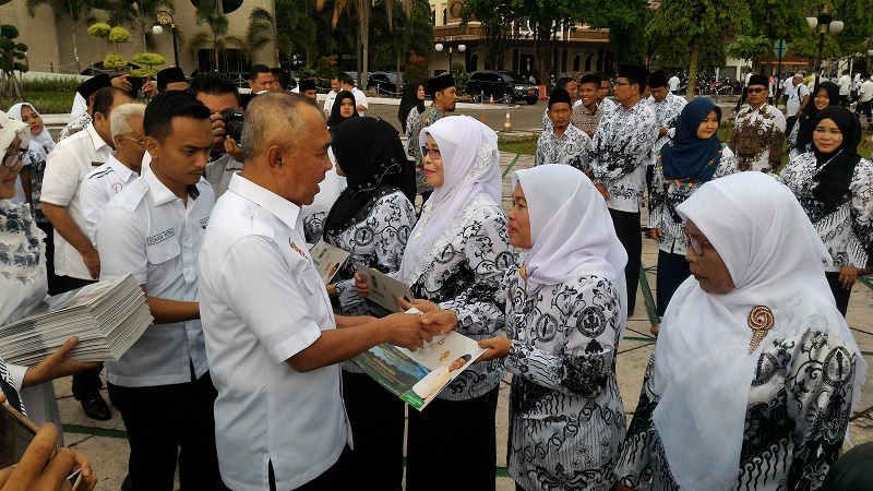 Gubri Serahkan Penghargaan Sekolah Adiwiyata dan Dua Orang Peduli Lingkungan