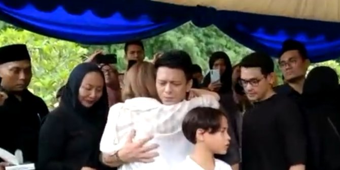 Ini Momen Ariel Noah Tenangkan BCL Saat Hadiri Pemakaman Ashraf Sinclair